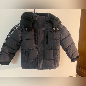 DNKY BOYS 3T GRAY PRE-OWNED IN GOOD CONDITION.